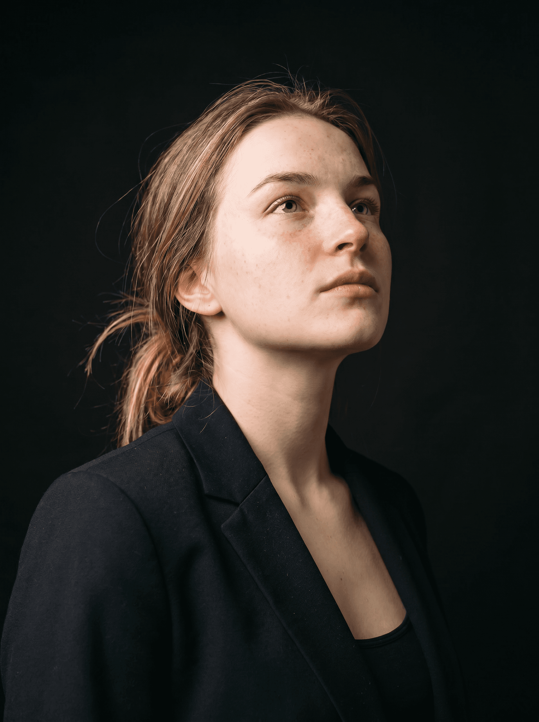 Modelo virtual generada — hero portrait editorial